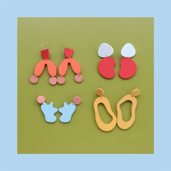 1 чифт нов дизайн бонбони цвят геометрични нередовни акрилни дълги обеци на куки за жени партия бижута, подаръци