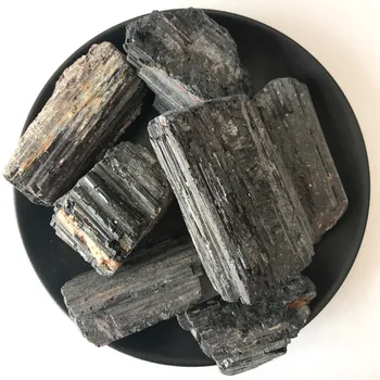 100 г / опаковане. натурален черен турмалин Crystal скъпоценен камък колекционерска стойност груб камък минерален образец лечебен камък на домашен интериор