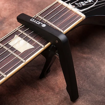 20 бр/лот JCP-01 цветна пластмасова китара Капо за 6 струнни китари черен сребрист цвят на дървото с чукове guitarras Безплатна доставка