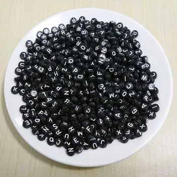 3600ШТ плосък монета е кръгла форма на черен акрилен буква мъниста един първоначален E печат на пластмасови бижута втулка гривна мъниста