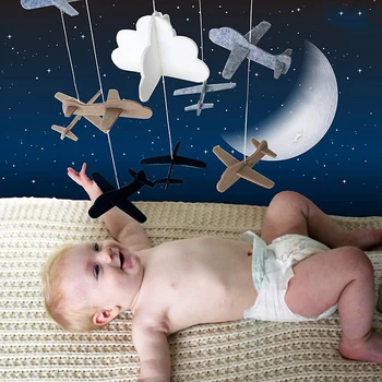 Crib Mobile Airplanes & Cloud Nursery Decoration сиво и бяло, тъмно синьо, кафяво Baby Crib Mobile за момчета