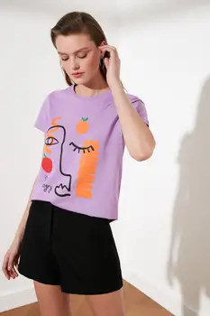 Trendyol публикува основната плетени тениска TWOSS21TS0319