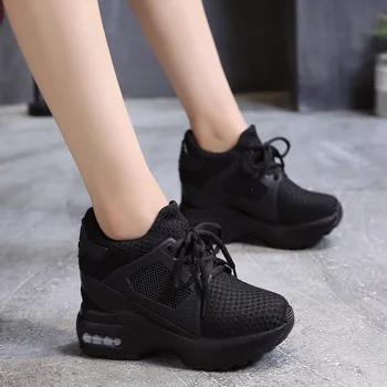 Асансьор дамски обувки 2020 пролет нов стил на окото корейски стил платформа ежедневни наклонен ток въздушна възглавница студентите спортни обувки