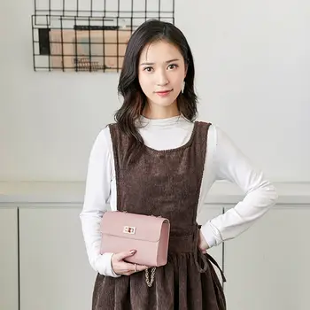 Британската мода проста малка квадратна чанта дамски дизайнерска чанта 2020 висококачествена изкуствена кожа верига мобилен телефон чанти за рамо