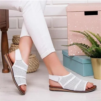 Летни дамски плоски сандали выдалбливают дами кука контур изкуствена кожа плоски обувки жена е открит чорап ежедневни Римска мода Дамски обувки 2020