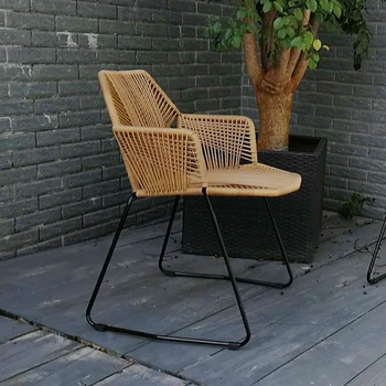 На един стол скандинавски модерен минималистичен домашен балкон открит вътрешен двор, маса и столове за отдих сплетен стол метален къмпинг стол