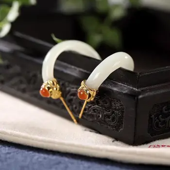Натурален Хэтянь бял нефрит извити обеци на една кука китайски ретро дворцов стил уникален древен златен занаят Чар жените дават подаръци