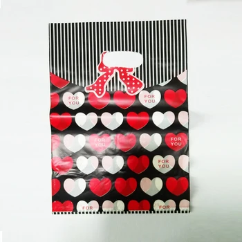 Продажба на едро 100 бр./лот сърцето дизайн черни найлонови торбички 25x35 см закупуване на козметика опаковка чанти пластмасов подаръчен пакет с дръжка