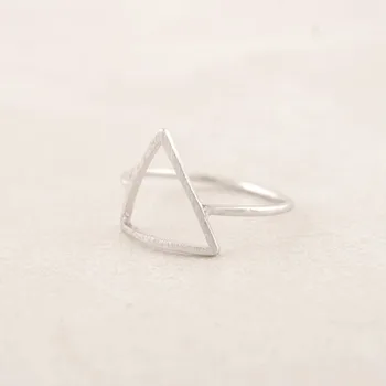 Търговия на едро с 30 бр. / лот дъга триъгълник пръстен минималистичен геометрични пръстени за мъже жени отрепки партия бижута могат да се смесват цветове