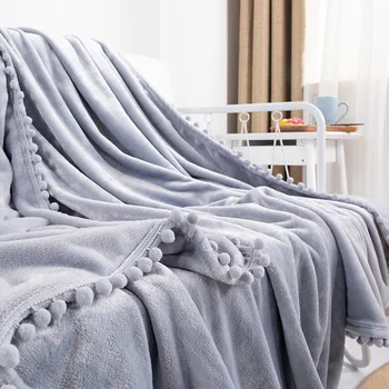 Фланелевое одеяло с помпоном ресни лека уютна спалня одеяло мек хвърли едно одеяло подходящ Разтегателен Диван, подходящ за всички сезони